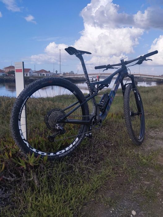 Bicicleta BTT carbono