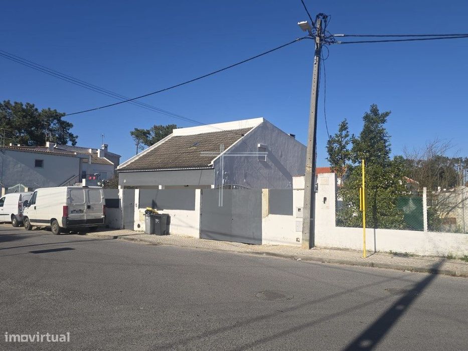 Moradia isolada T4 de arquitetura tradicional - Aroeira