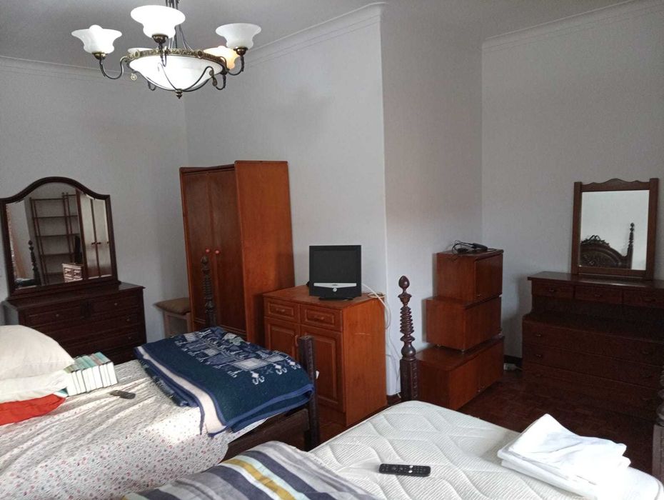 Quarto gigante para 1 ou 2 pessoas com varanda Moita - Centro) - todas as despesas incluida - 2 casas de Banho e cozinha completa