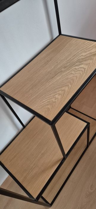 Estante de madeira com ferro preto