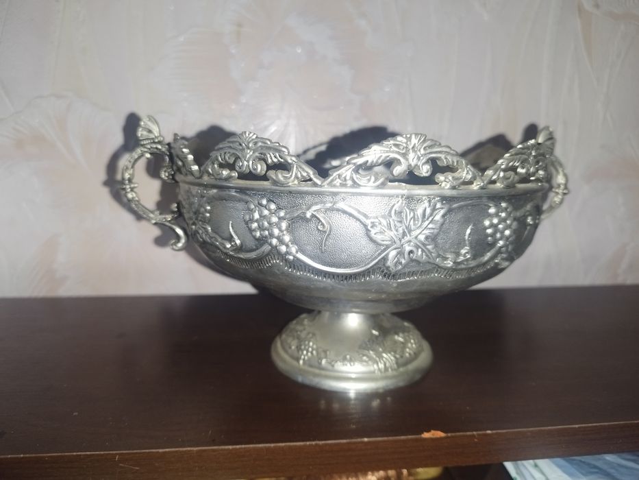 Продам вазу металическую