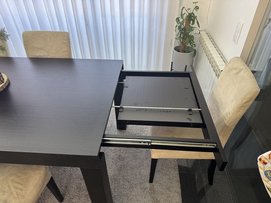 Mesa de jantar preta com 6 cadeiras bege