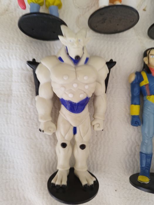 Vários figuras do Dragon Ball Z. Vejam os meus outros anúncios. Vendo