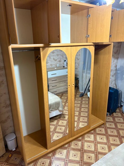 Шафа-купе з дзеркалами, містка та в хорошому стані