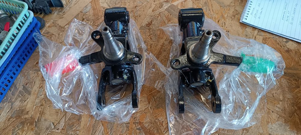 Fiat 126p zwrotnice.nowy typ lewa i prawa bez wymiany dwie smarowniczk