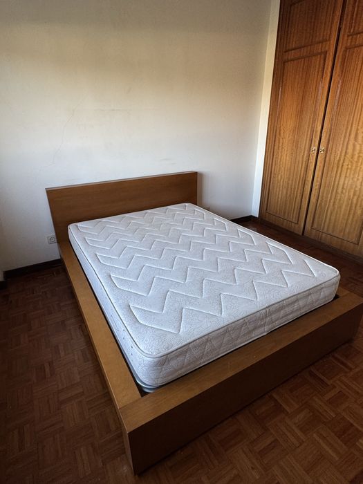 Cama em madeira design moderno