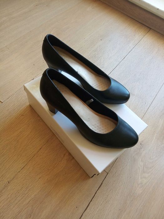 Czarne buty na obcasie rozm.40 Deichmann