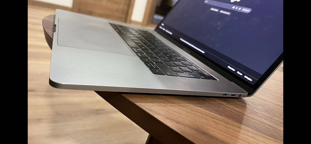 MacBook Pro 15” 2018 i7 16GB RAM 256GB SSD – A1990