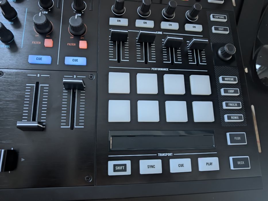 Traktor Kontrol Kontroler S8