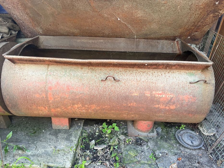 Металеві емкості різного вмісту