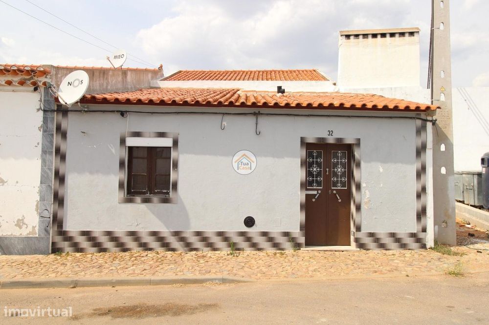 Moradia T1 com Garagem e Quintal localizado nas Aldeias de Montoito, R
