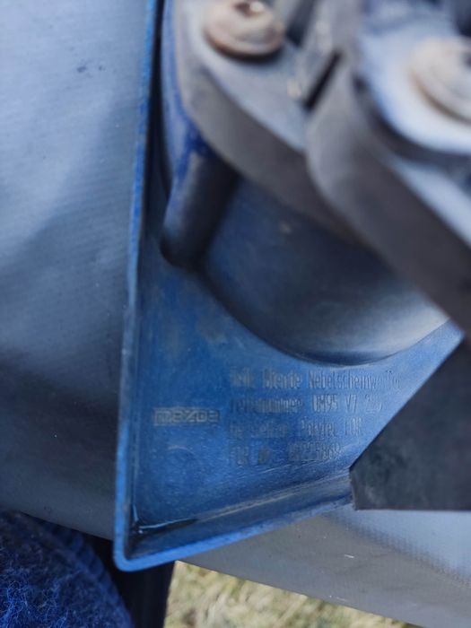 Протитуманка передня права Mazda b2500 UM95-V7-220