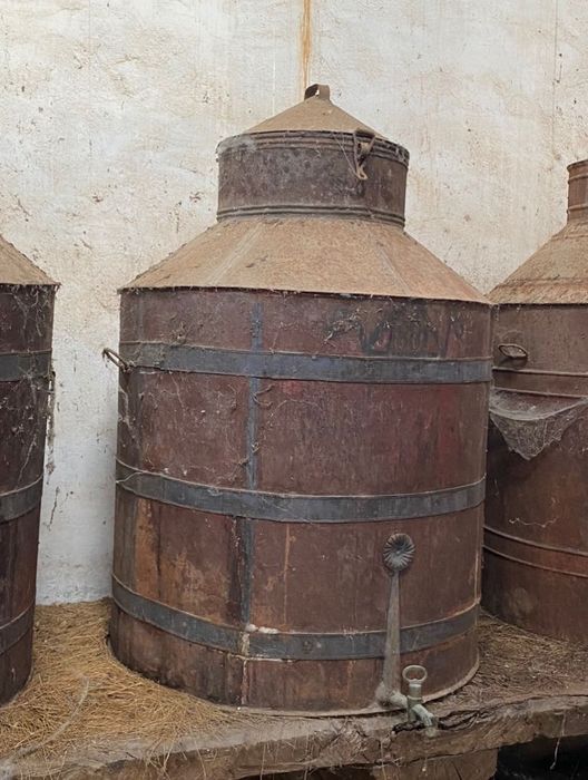 Talhas antigas de armazém e lagar de azeite