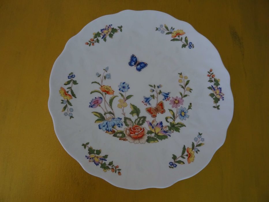 Antiguidade louça pratos recheio de casa.