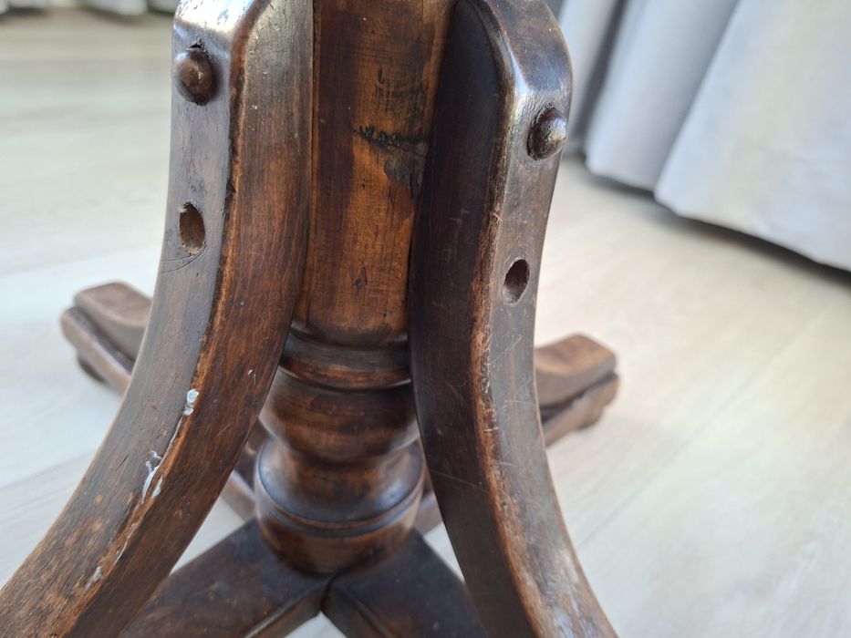 Taboret, krzesło regulowane do pianina