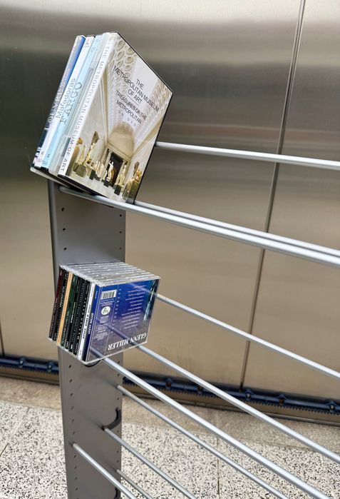 Móvel /estante porta DVDs e CDs
