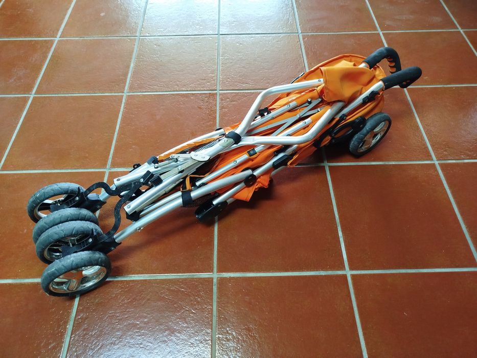 Carrinho de bebé articulado para fácil arrumação
