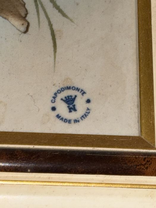quadro decorativo com uma pintura floral em estilo clássico, protegido por vidro e emoldurado em madeira. Capodimonte