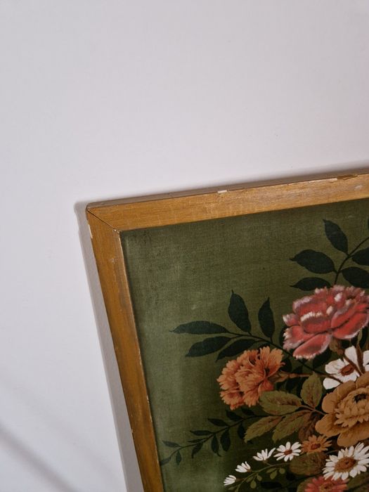 Quadro Antigo em Tecido Pintado à Mão – Motivo Floral