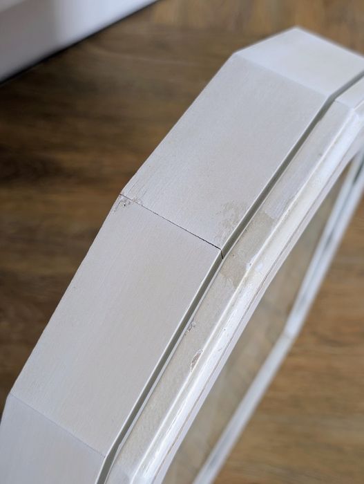 Gablotka z lustrem zamykana biała