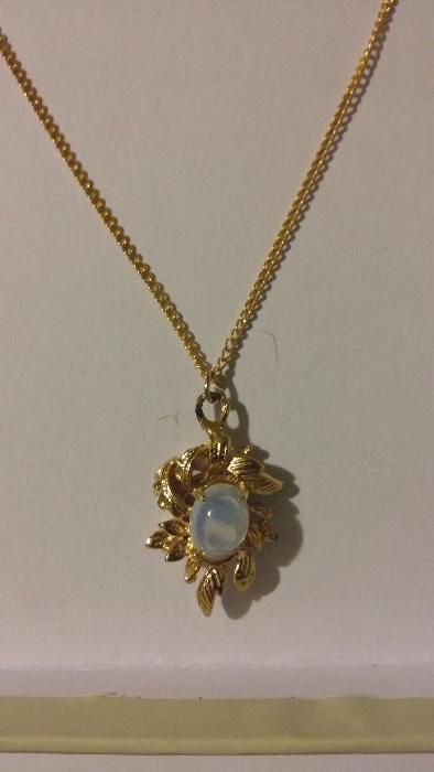 Złoty łańcuszek z zawieszką