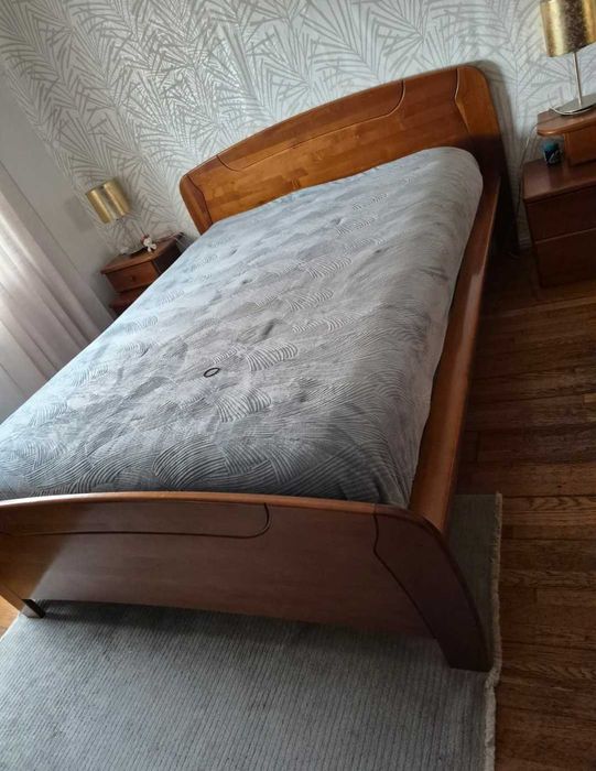 Cama com estrado, madeira sólida e em excelente estado