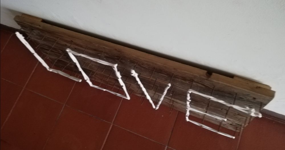 LOVE - Cama de Pregos [Jogo/Quadro] (83cm X 32 cm)