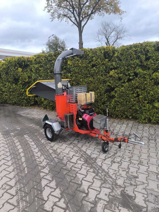 Rębak spalinowy Caravaggi 20.8KM na przyczepce