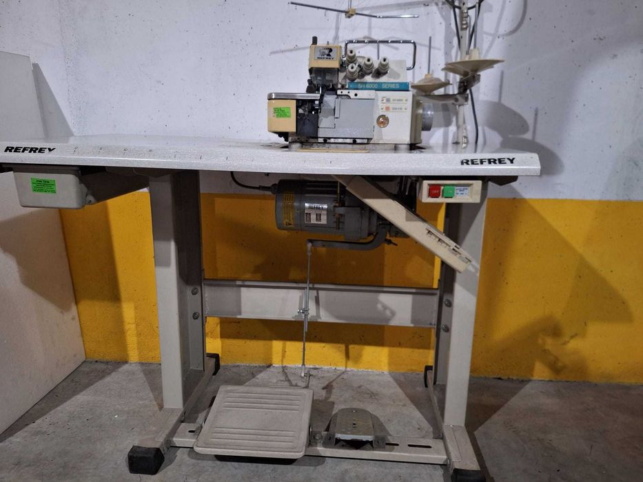 Máquina industrial de costura corte e cose