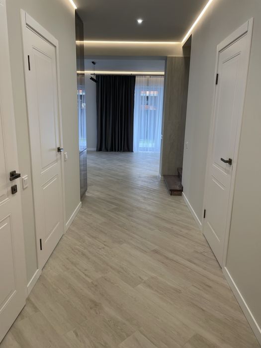 Продаж котеджу з гаражем, газове опалення