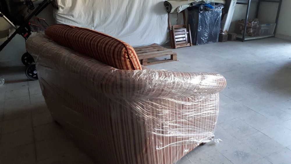 Sofá em tecido linhas modernas