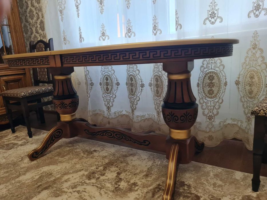 Элегантный классический стол.