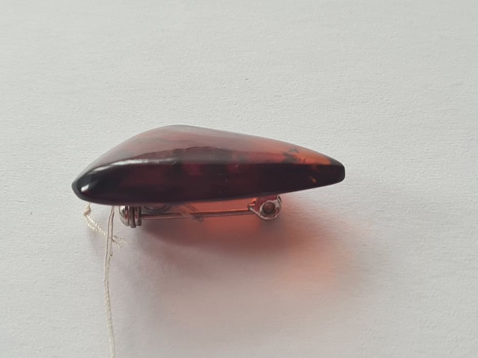 Янтарная  брошка