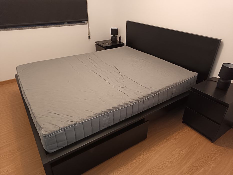 Cama com mesas de cabeceira