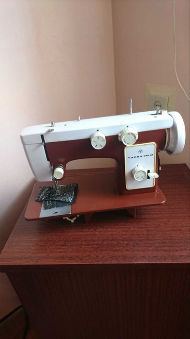 Швейна машинка Чайка з тумбою