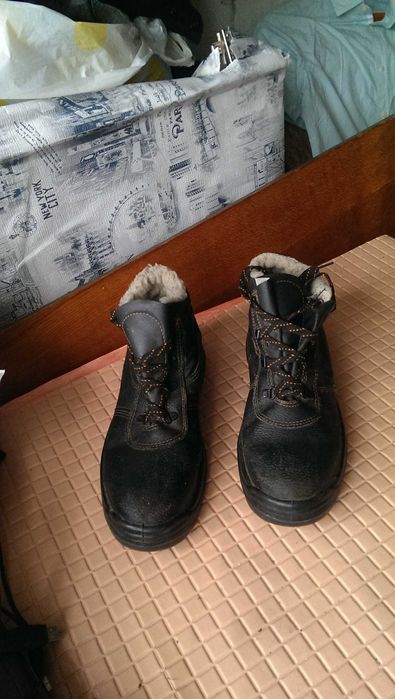 Мужские зимние супер прочные ботинки 44-го размера в хорошем состоянии
