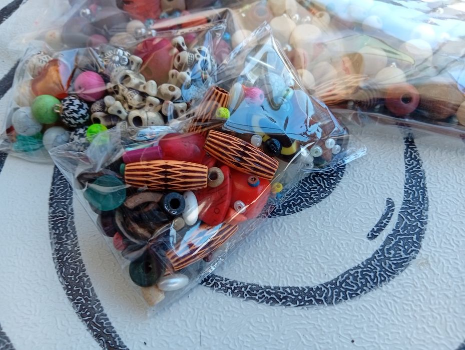 Lote de missangas 3 sacos cheios para artesanato bijuteria