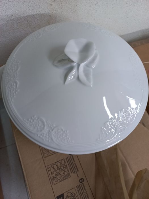 5 caixas cheias de conjunto de loiça