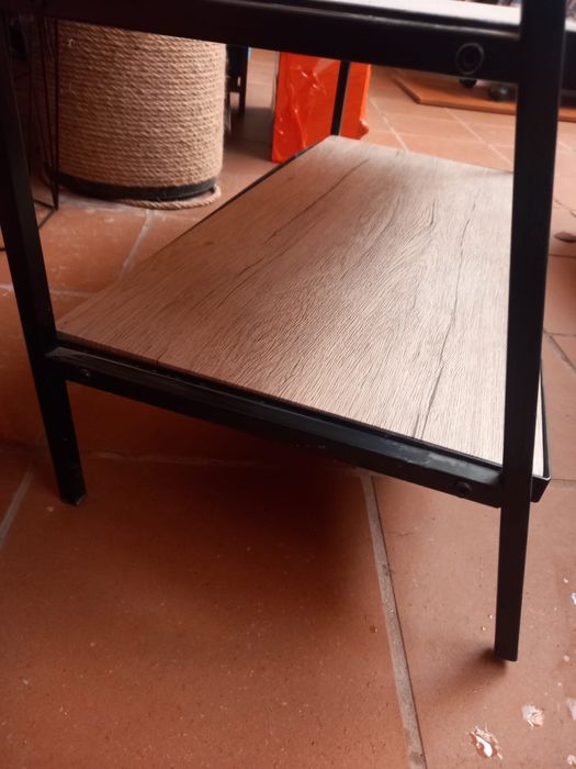 Guarda roupa em metal e madeira