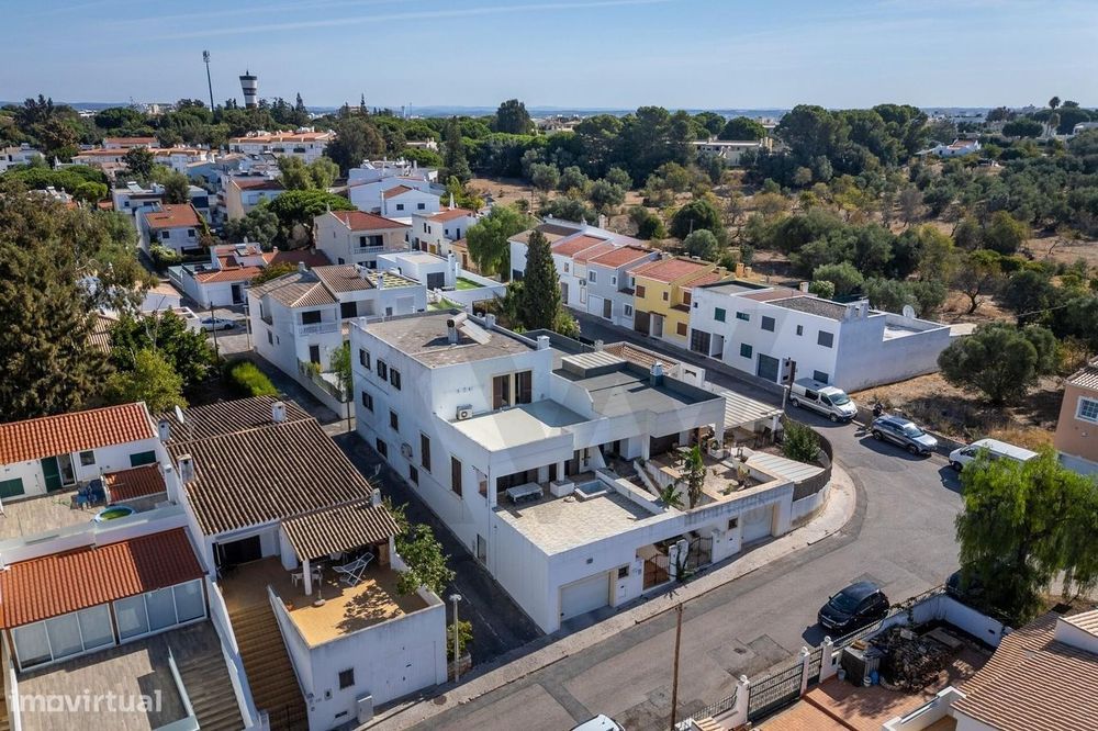 Excelente Moradia T4 com 438 m2 de Área de Construção em Alvor – Urb.