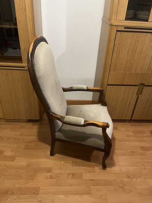 Stary fotel z oryginalnym welurem