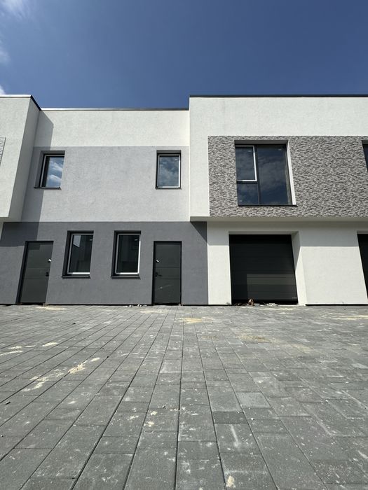 Продаж Таунхауса 140 м2 з гаражем, комунікаціями та закритими дворами!