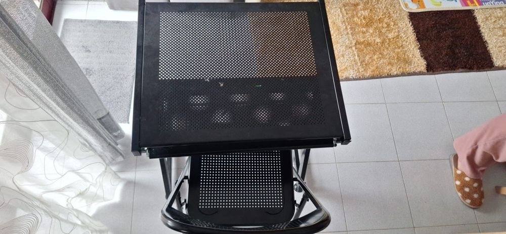 Secretaria em Metal com cadeira, poupa espaço , como nova.