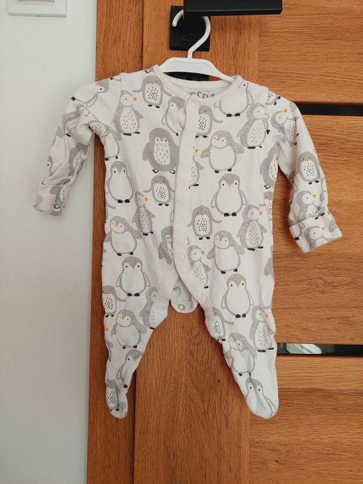 Biały pajacyk w pingwinki fred&flo 0-3m 56-62 cm