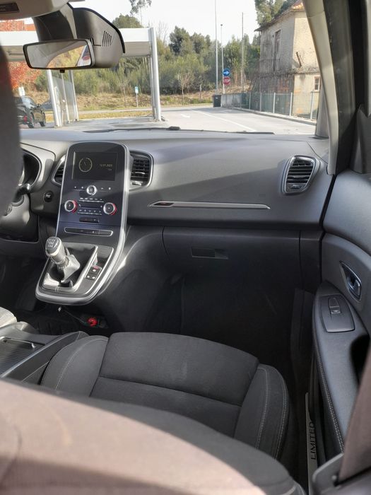 Grand Scenic preta em bom estado