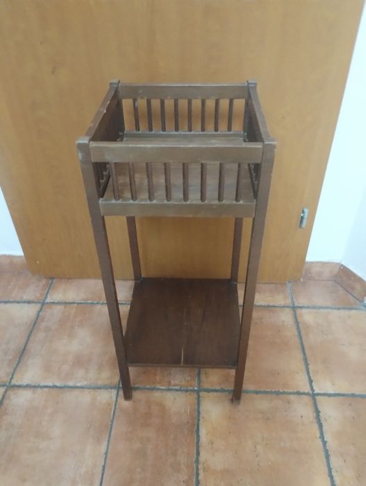 Kwietnik drewniany z dwoma półkami