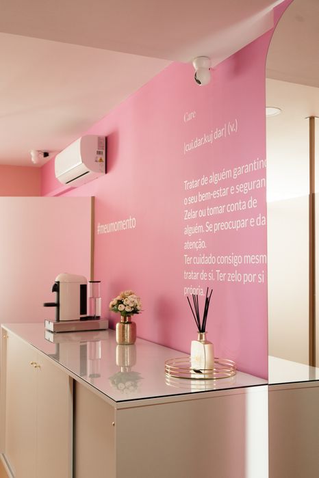 Manicure table for rent / eyebrow designer booth64617579558915121