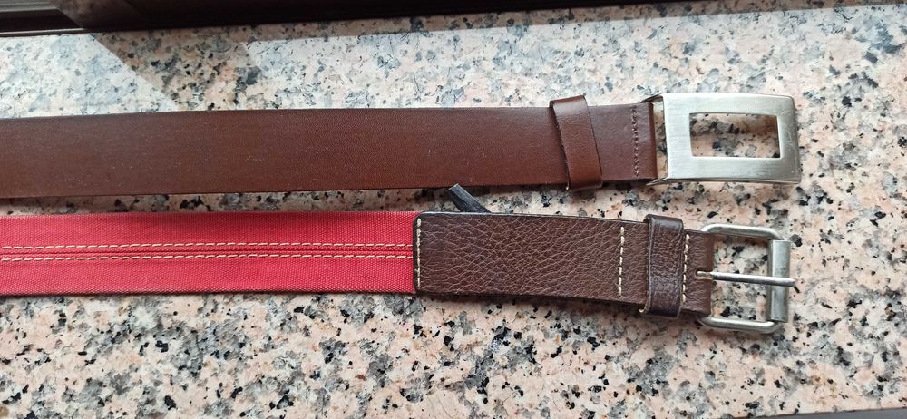Cintos castanhos e pretos usados