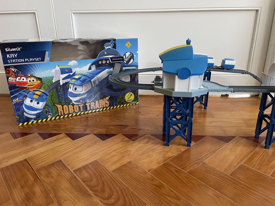 Robot trains pista e esta ao de comboios