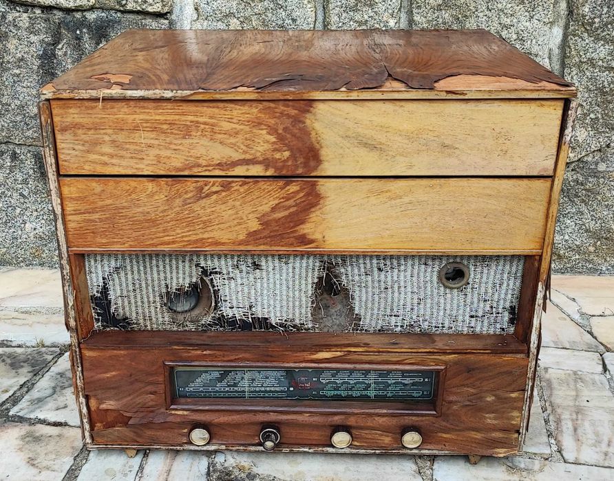Caixa muito antiga com rádio e gira discos